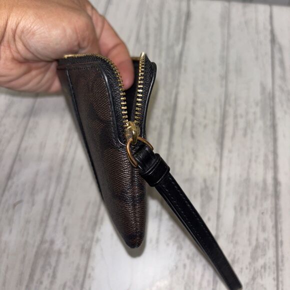 Coach Corner Zip Signature Leather Wristlet EUC - Picture 3 of 7